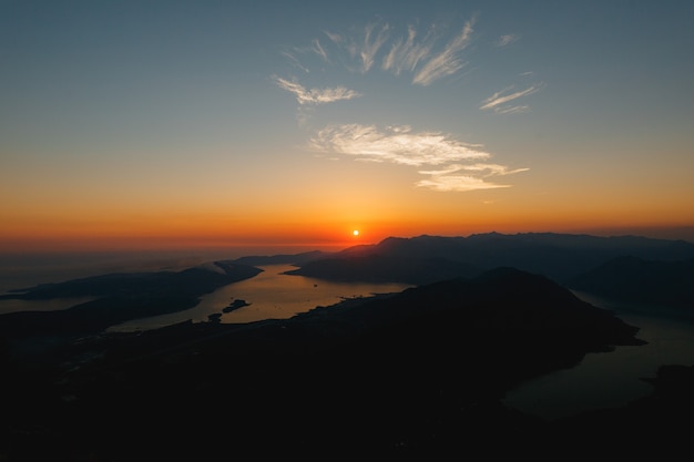 Raios do sol poente no horizonte, vista do monte Lovcen