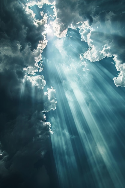 Raios etéreos de luz quebram a escuridão de uma paisagem nublada