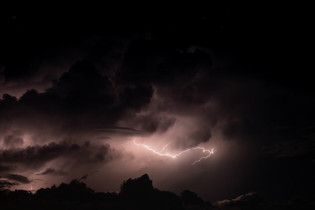 Raios na tempestade à noite