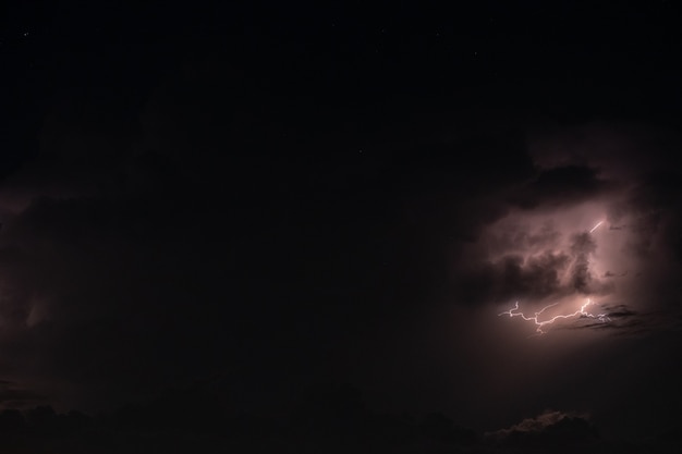 Raios na tempestade à noite