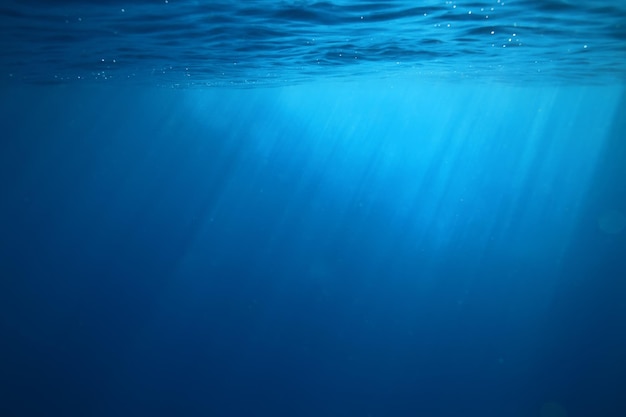 raios subaquáticos do oceano de luz de fundo, sob a luz do sol de água azul