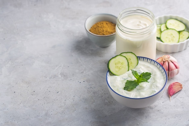 Foto raita indio tradicional con dahi en un recipiente con espacio de copia