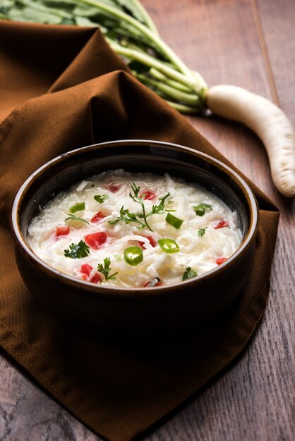 Raita de rábano o Daikon o Mooli Koshimbir servido en un cuenco sobre un fondo de mal humor. Enfoque selectivo. Comida sana india