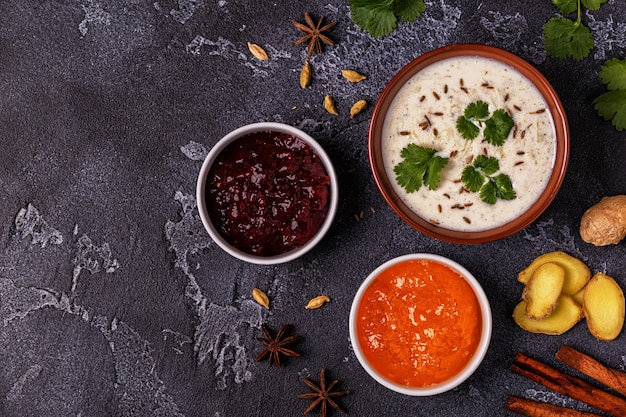 Raita tradicional de la India con pepino, comino, cilantro