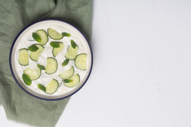 Foto raita tradicional de la india con pepino, yogur griego y cilantro. copia espacio