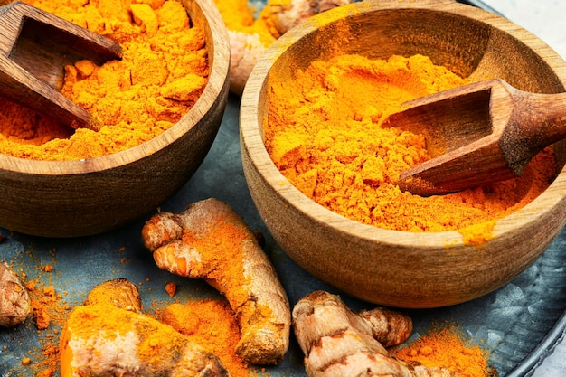 Raiz de cúrcuma e curcuma em pó