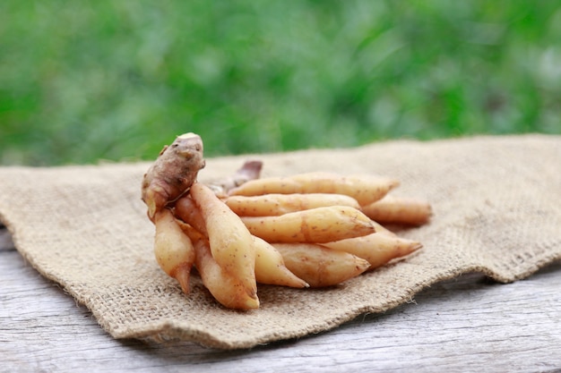 Raiz de dedo na mesa para cozinhar em ingrediente à base de plantas