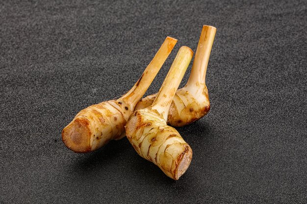 Raiz de galangal crua com aroma de tempero para cozinhar