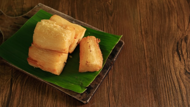 Raiz de mandioca frita. mandioca frita brasileira (mandioca / mandioca / mandioca frita). acompanhamento de feijoada