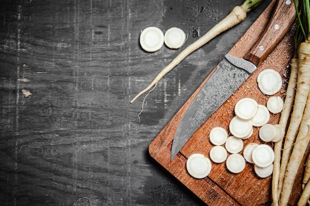 Raiz de salsa fresca picada na mesa