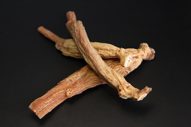 Raíz de ginseng rojo, una hierba medicinal buena para la salud