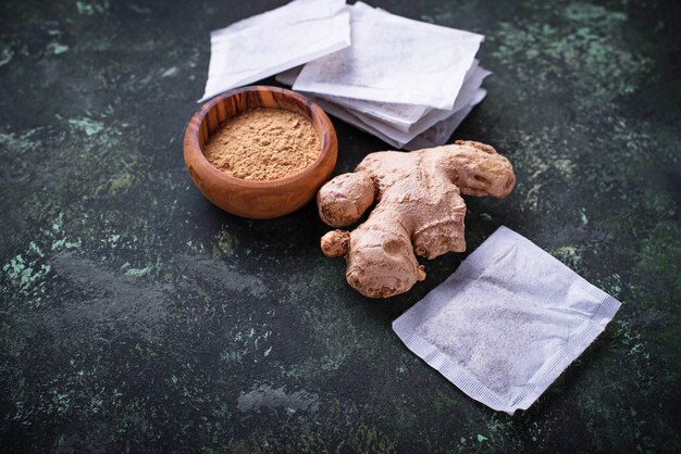 Raíz de jengibre y bolsitas de té.