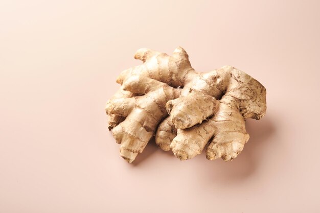 Raíz de jengibre Raíz de jengibre fresca sobre fondo beige Vitaminas Productos de protección contra virus Vista superior Espacio libre para el texto