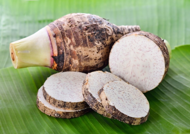 Raíz de taro en hoja de plátano