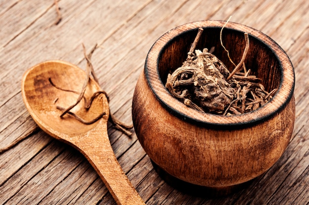 Raízes de valeriana na mesa de madeira