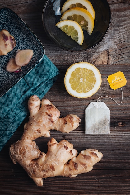 Foto raízes saudáveis de gengibre cru fresco com limão