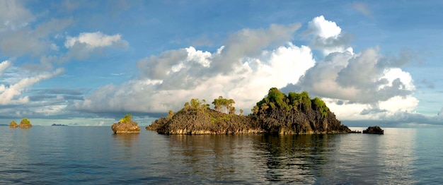 Raja Ampat Papúa enorme paisaje panorámico