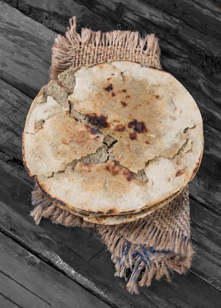 Foto rajasthani bajra roti o bajri roti en mesa de madera