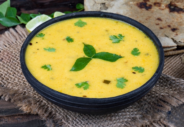 Foto rajasthani e gujarati cozinha tradicional kadhi ou bajra roti