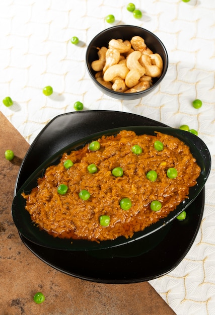 Rajasthani Traditionelle Küche Haldi Sabji oder Tukkar Mit Salat