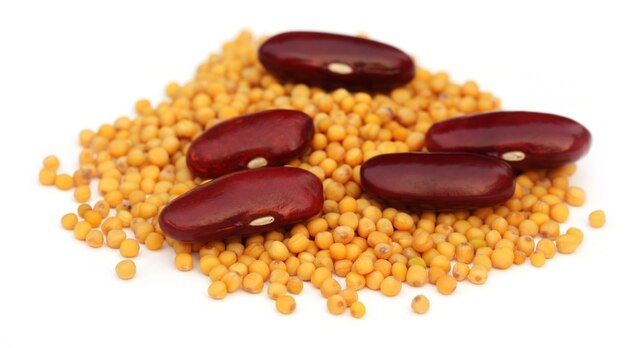 Rajma dal- especie de legumbres comestibles indias con mostaza