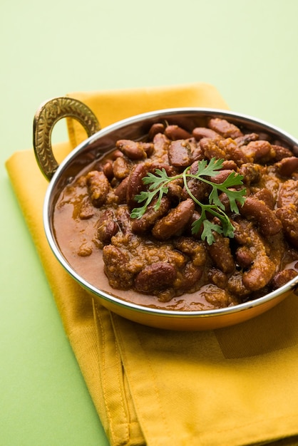 Rajma oder Razma ist ein beliebtes nordindisches Essen, das aus gekochten roten Kidneybohnen in einer dicken Soße mit Gewürzen besteht. In Schüssel serviert