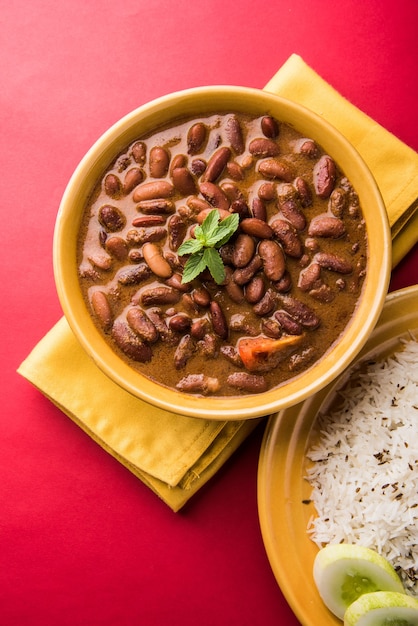 Rajma Or Razma é um alimento popular do norte da Índia, que consiste em feijão vermelho cozido em um molho espesso com especiarias. Servido em tigela com arroz Jeera e salada verde