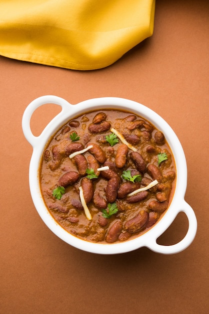 Rajma Or Razma es una comida popular del norte de la India, que consiste en frijoles rojos cocidos en una salsa espesa con especias. Servido en bol