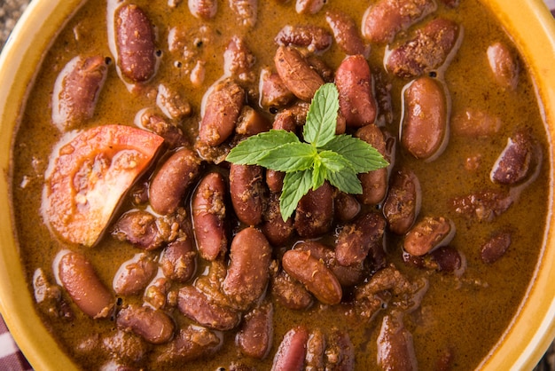 Rajma or razma es una comida popular del norte de la india, que consiste en frijoles rojos cocidos en una salsa espesa con especias. servido en un tazón con arroz jeera y ensalada verde