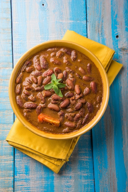 Rajma Or Razma es una comida popular del norte de la India, que consiste en frijoles rojos cocidos en una salsa espesa con especias. Servido en un tazón con arroz Jeera y ensalada verde