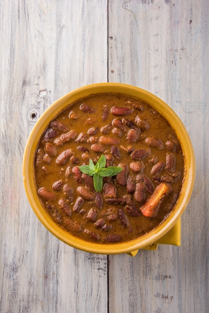 Rajma Or Razma es una comida popular del norte de la India, que consiste en frijoles rojos cocidos en una salsa espesa con especias. Servido en un tazón con arroz Jeera y ensalada verde