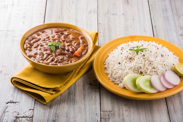 Rajma Or Razma es una comida popular del norte de la India, que consiste en frijoles rojos cocidos en una salsa espesa con especias. Servido en un tazón con arroz Jeera y ensalada verde