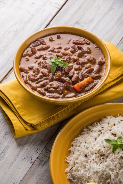 Rajma Or Razma es una comida popular del norte de la India, que consiste en frijoles rojos cocidos en una salsa espesa con especias. Servido en un tazón con arroz Jeera y ensalada verde