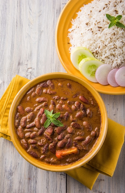 Rajma Or Razma es una comida popular del norte de la India, que consiste en frijoles rojos cocidos en una salsa espesa con especias. Servido en un tazón con arroz Jeera y ensalada verde