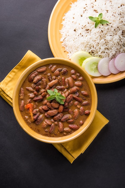 Rajma Or Razma es una comida popular del norte de la India, que consiste en frijoles rojos cocidos en una salsa espesa con especias. Servido en un tazón con arroz Jeera y ensalada verde