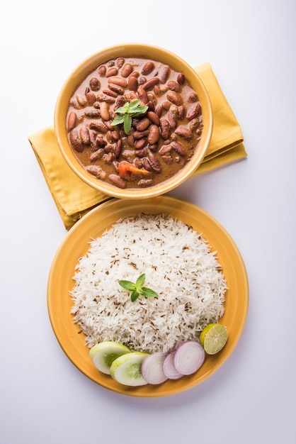 Rajma Or Razma es una comida popular del norte de la India, que consiste en frijoles rojos cocidos en una salsa espesa con especias. Servido en un tazón con arroz Jeera y ensalada verde