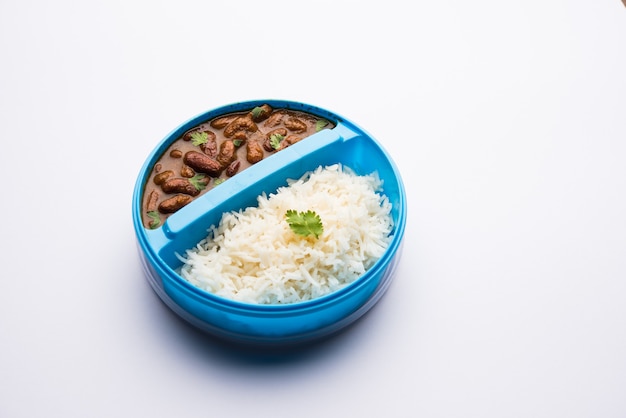 Rajmah Reis oder Razma Chawal in Tiffin oder Lunchbox, selektiver Fokus