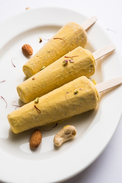 Rajwari o rajwadi sweet kesar badam pista kulfi o helado de caramelo