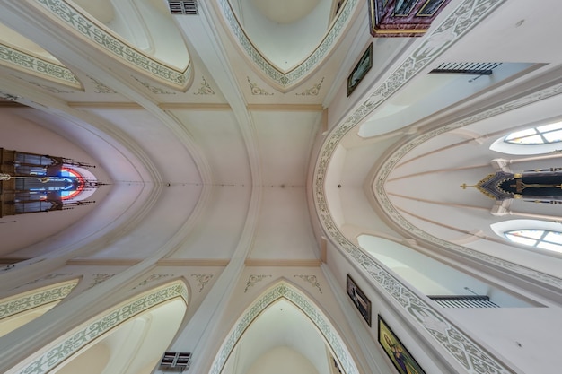 Foto rak belarus 24 de agosto de 2020 cúpula interior e olhando para o teto de uma antiga igreja católica gótica