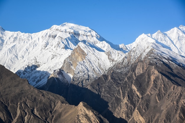 Rakaposhi es una montaña alta y hermosa en las montañas Karakoram de Pakistán.