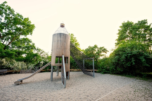 Raketenrutsche Kinderspielplatz Spielzeug im öffentlichen Park