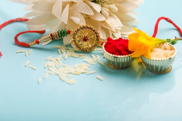 Foto rakhi decorativo ou pulseira de arroz e festival indiano kumkum raksha bandhan conceito