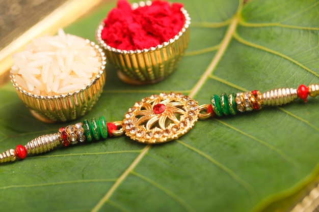 Foto rakhi decorativo ou pulseira e festival indiano kumkum raksha bandhan conceito