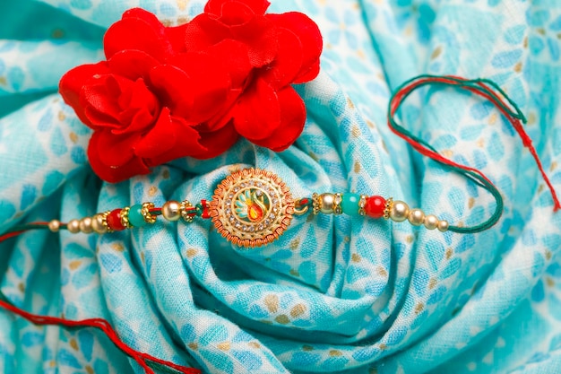 Foto rakhi oder armband indisches festival raksha bandhan oder rakhi-konzept