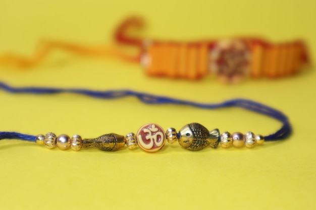 Rakhifor Raksha Bandhan fondo amarillo aislado