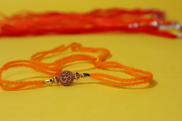 Rakhifor Raksha Bandhan fondo amarillo aislado