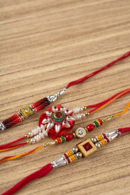 Raksha Bandhan Hintergrund mit einem eleganten Rakhi