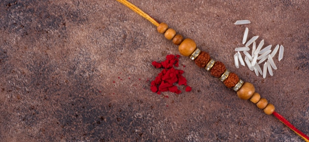 Raksha Bandhan: Rakhi con granos de arroz y kumkum, pulsera tradicional india que es un símbolo de amor entre hermanos y hermanas.