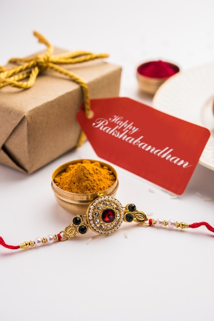 Raksha Bandhan / Rakshabandhan Rakhi mit Haldi Kumkum Reis, süßer Mithai, Geschenkbox, selektiver Fokus