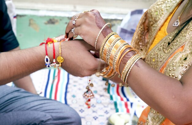 Rakshabandhan, celebrado en la India como un festival que denota el amor y la relación entre hermanos. La hermana empata a Rakhi como símbolo del intenso amor por su hermano.